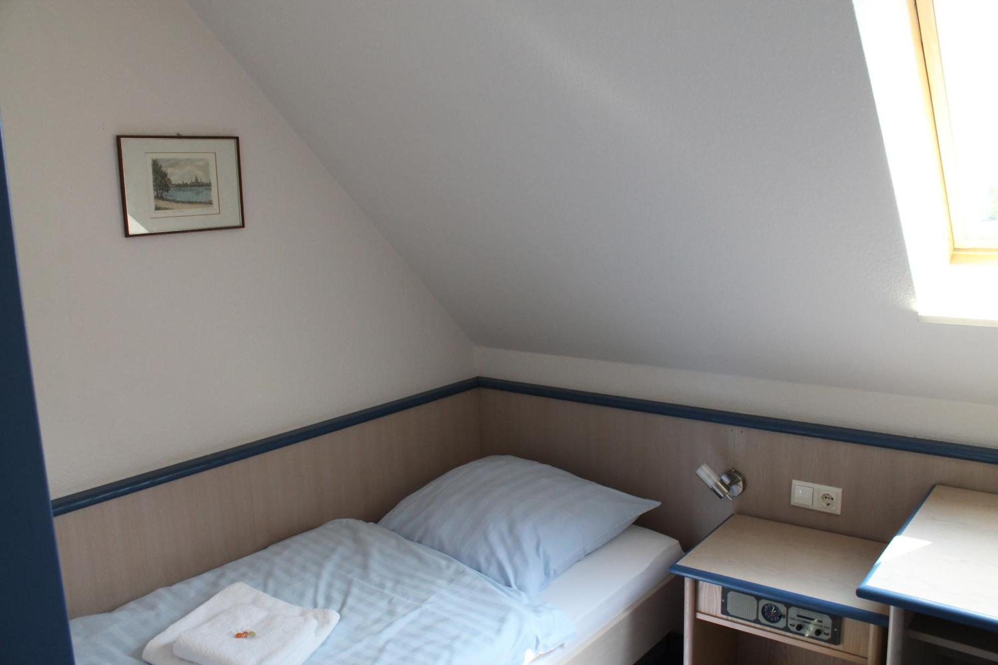 Smart Hostel by Landgasthof Velber 24h7d Seelze Exterior foto