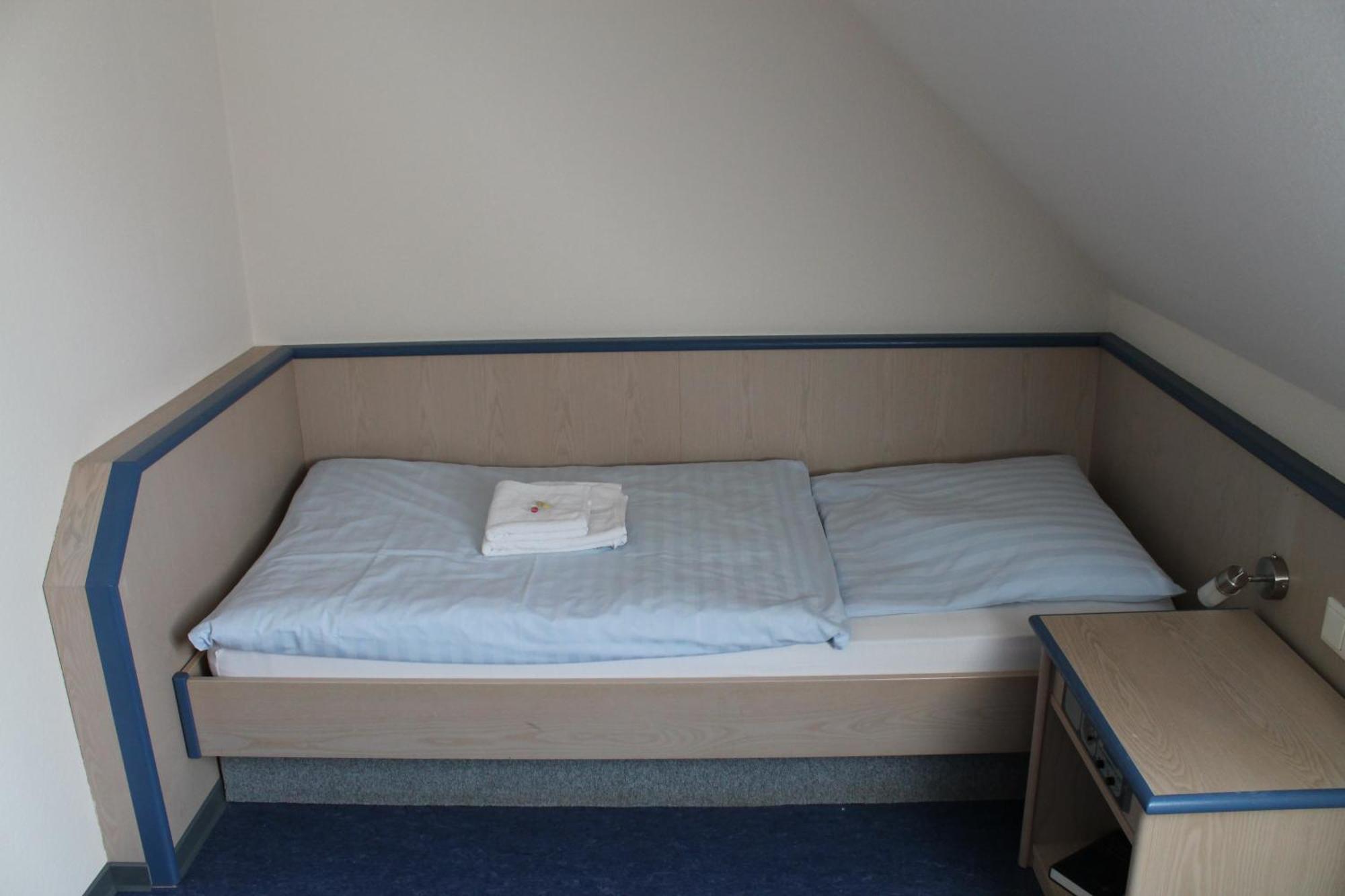 Smart Hostel by Landgasthof Velber 24h7d Seelze Exterior foto