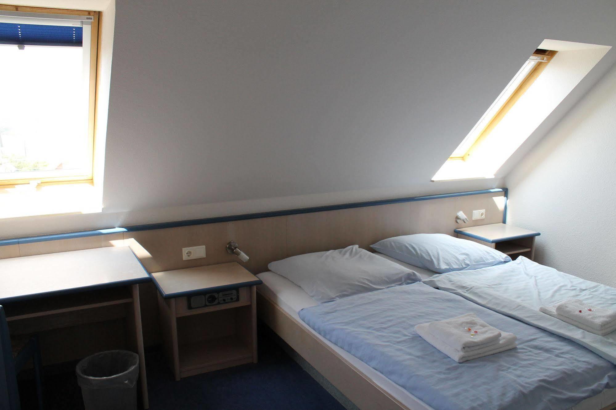 Smart Hostel by Landgasthof Velber 24h7d Seelze Exterior foto