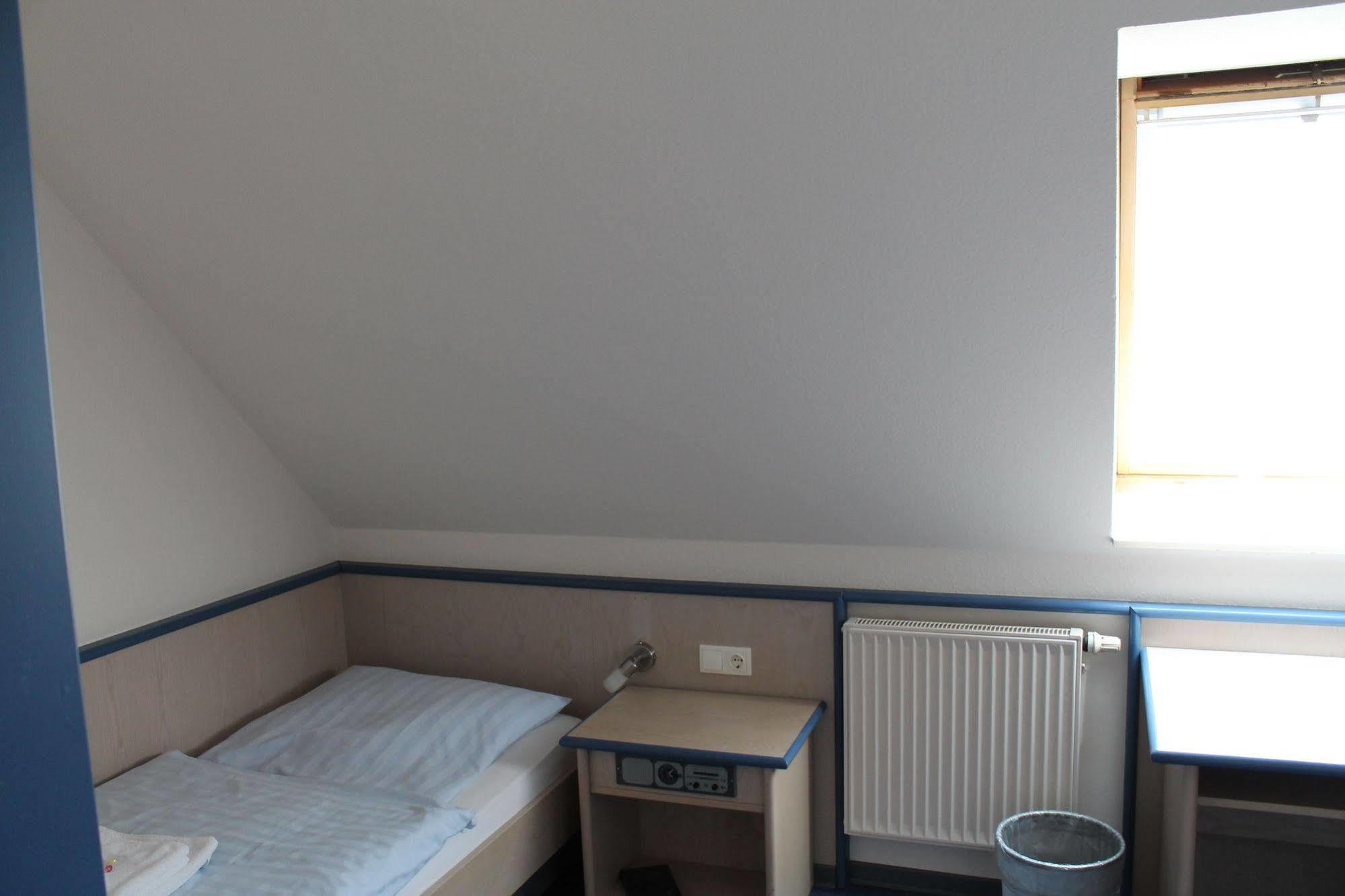 Smart Hostel by Landgasthof Velber 24h7d Seelze Exterior foto