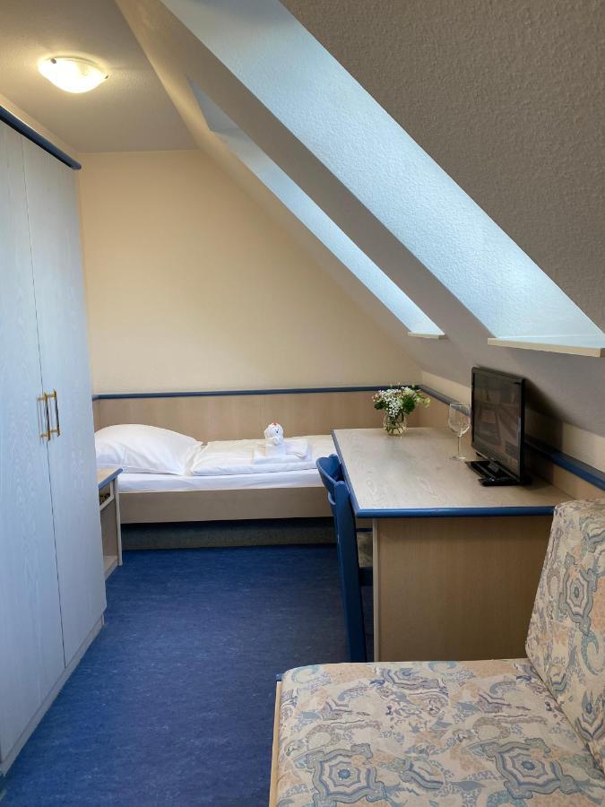 Smart Hostel by Landgasthof Velber 24h7d Seelze Exterior foto
