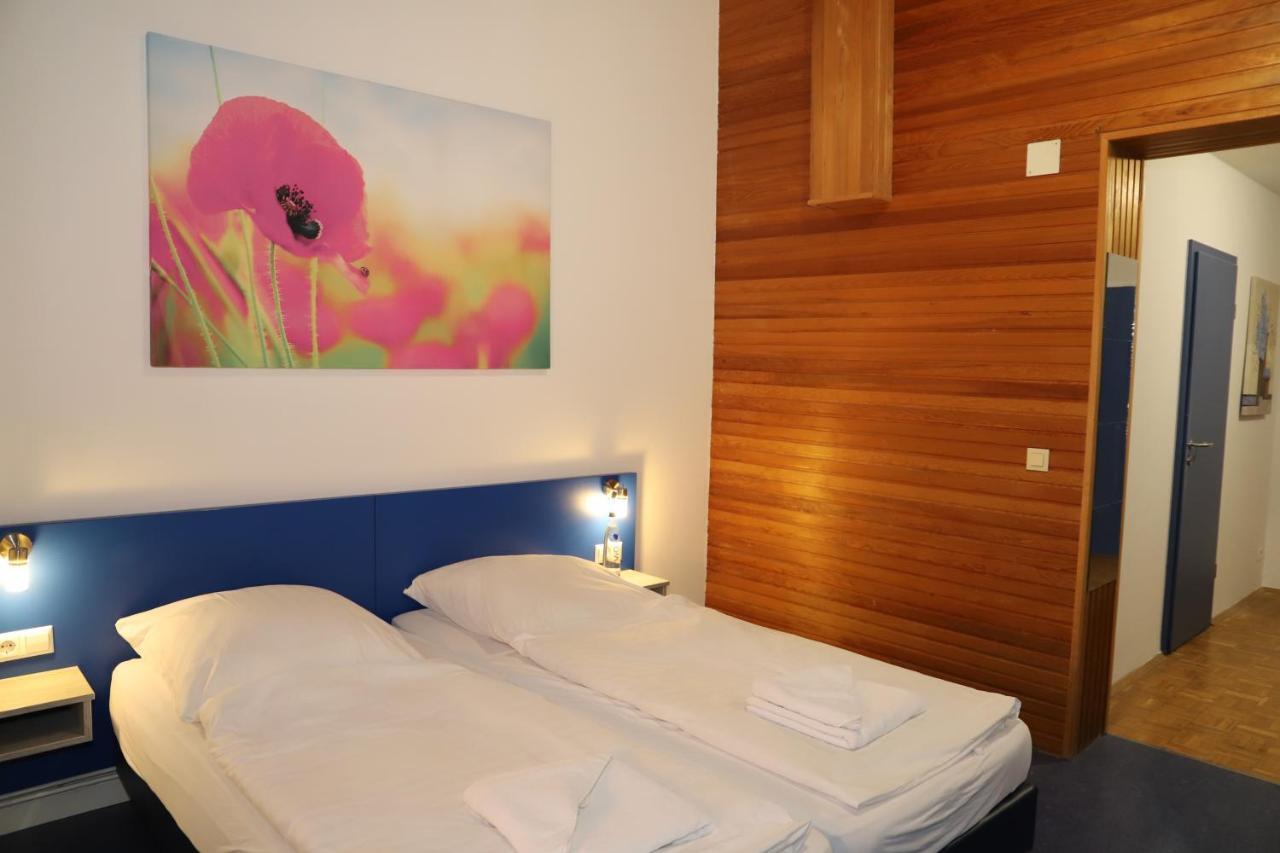 Smart Hostel by Landgasthof Velber 24h7d Seelze Exterior foto