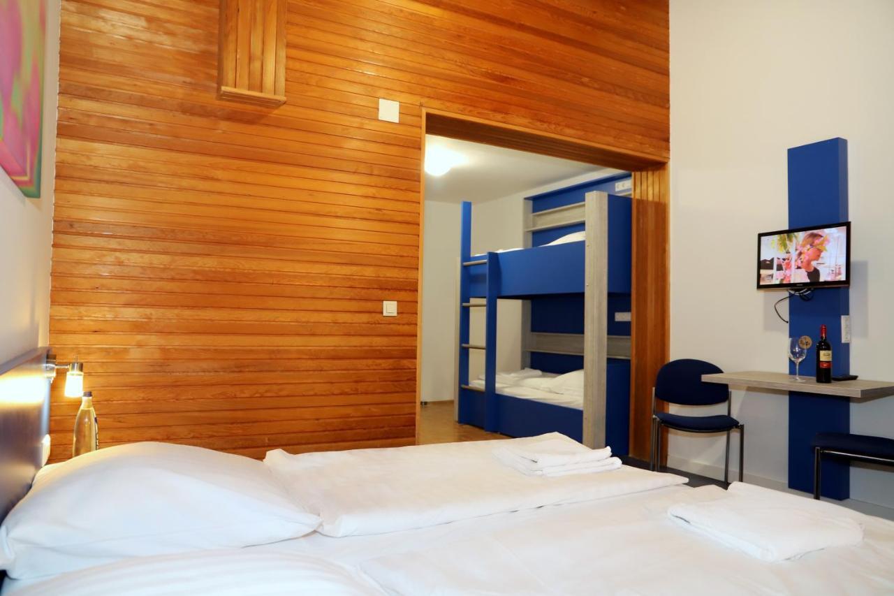 Smart Hostel by Landgasthof Velber 24h7d Seelze Exterior foto