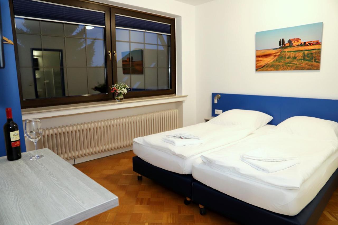 Smart Hostel by Landgasthof Velber 24h7d Seelze Exterior foto