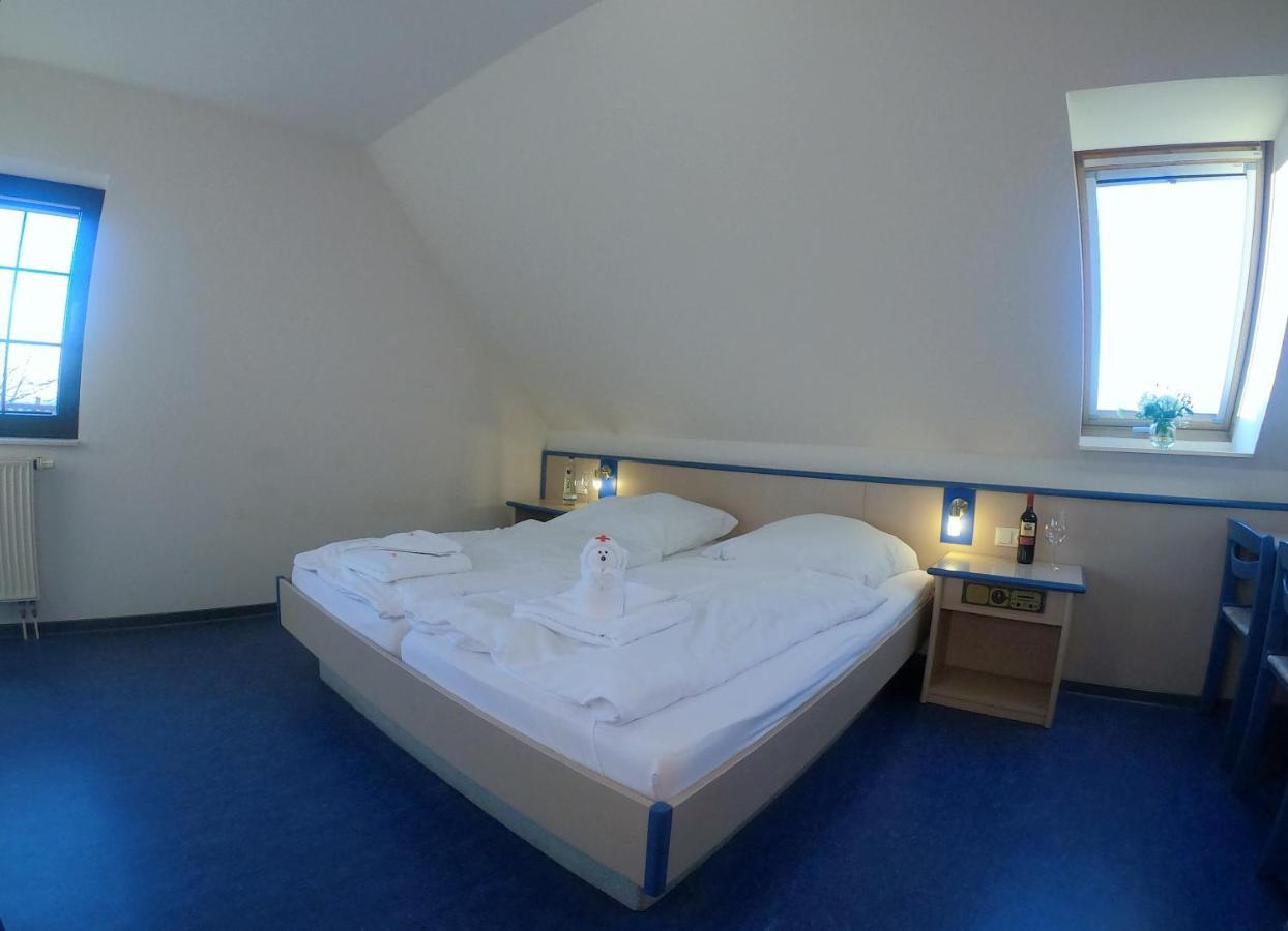 Smart Hostel by Landgasthof Velber 24h7d Seelze Exterior foto