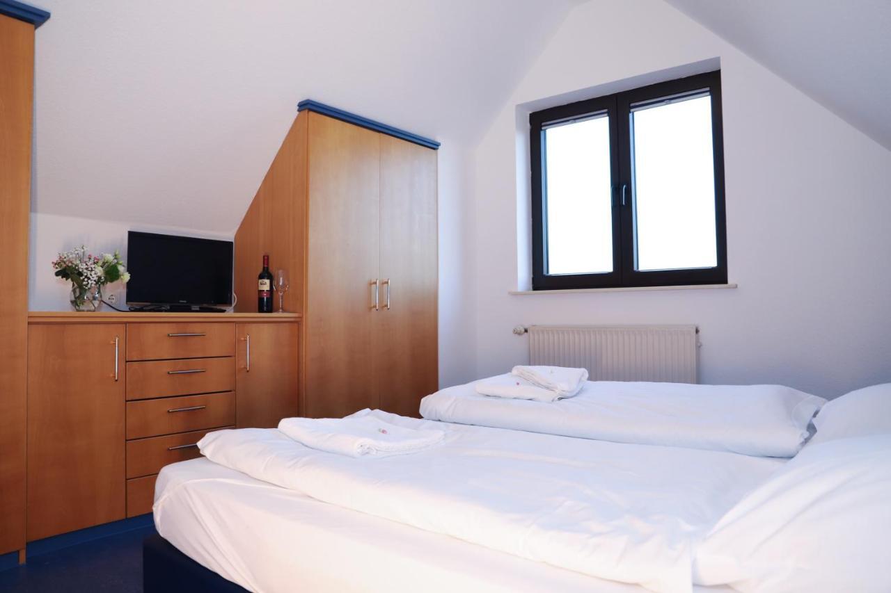 Smart Hostel by Landgasthof Velber 24h7d Seelze Exterior foto