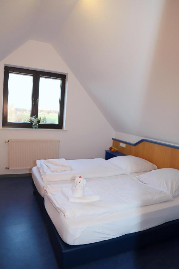 Smart Hostel by Landgasthof Velber 24h7d Seelze Exterior foto
