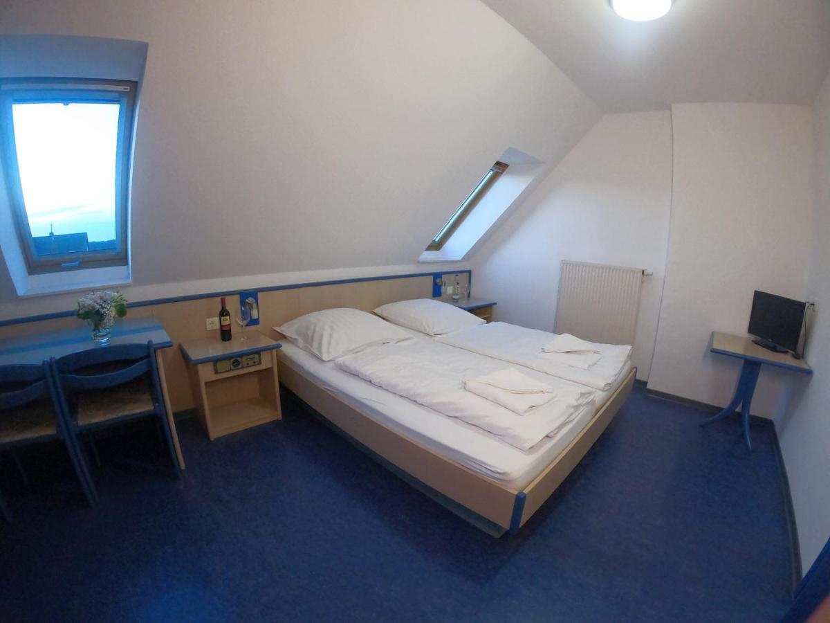 Smart Hostel by Landgasthof Velber 24h7d Seelze Exterior foto