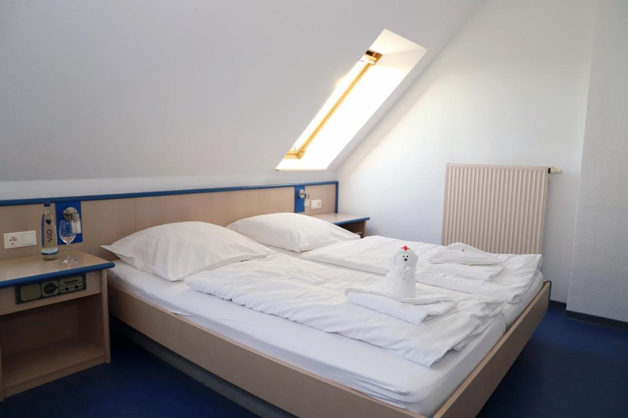 Smart Hostel by Landgasthof Velber 24h7d Seelze Exterior foto